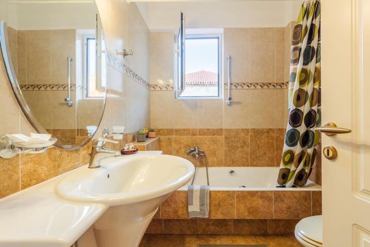 Spacious Urban Haven-Family Home, Perfect Location Kalamata Ngoại thất bức ảnh