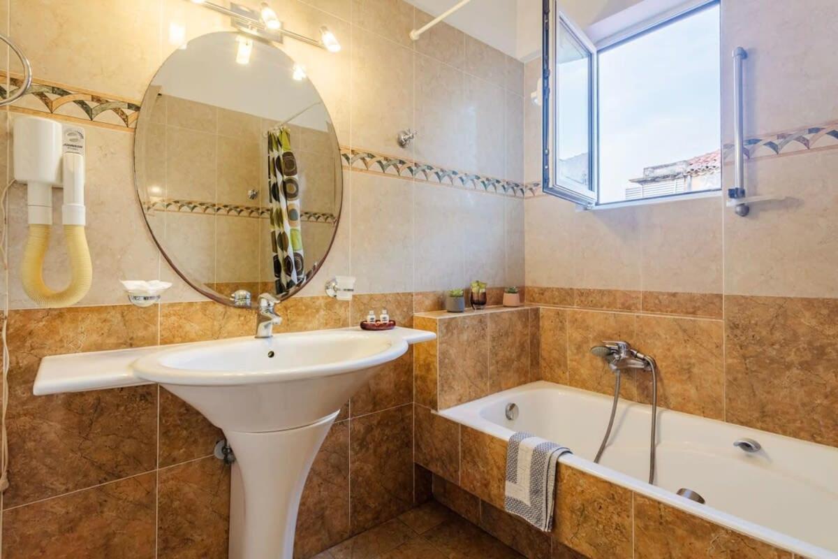Spacious Urban Haven-Family Home, Perfect Location Kalamata Ngoại thất bức ảnh